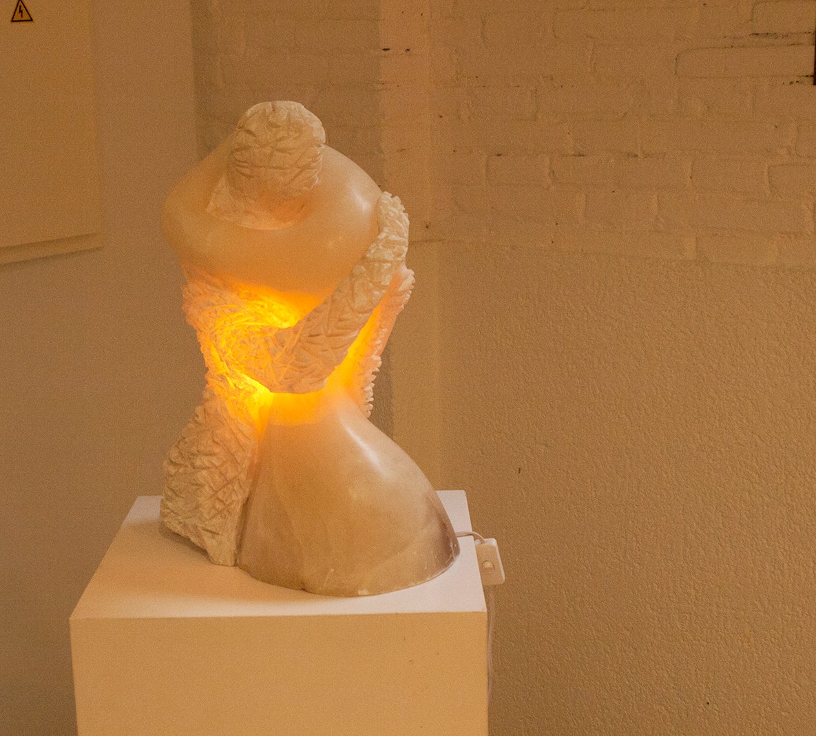 reconfortar un abrazo de piedra con luz debido a la traslucidez del alabastro una escultura llena de sentido