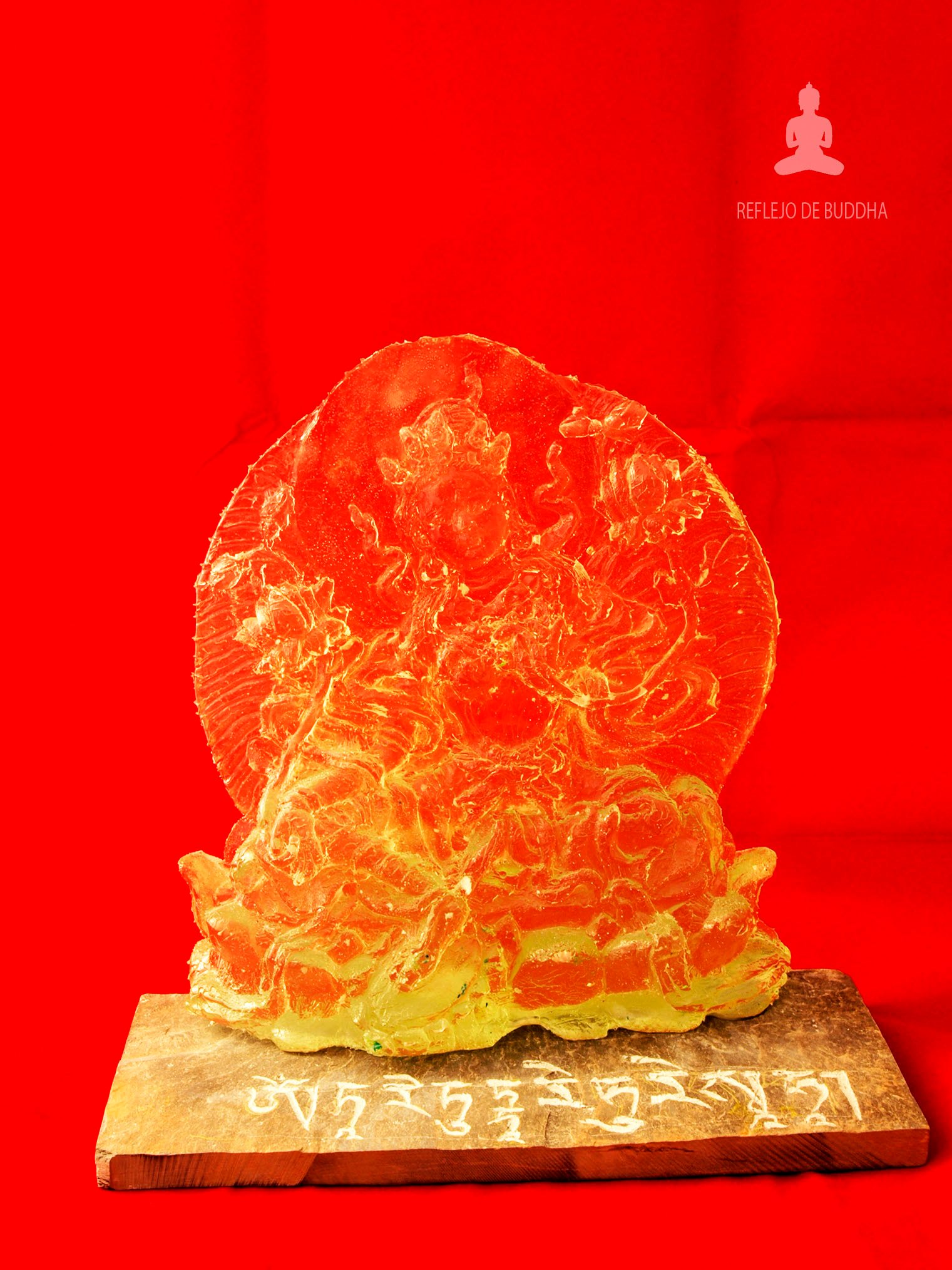 Tara verde, en resina poliester transparente con pifmentacion verde, fijada sobre una piedra de pizarra tallada a mano el mantra Om tare tu ttare ture soha, la imagen se ve sobre un fondo rojo para contrastar