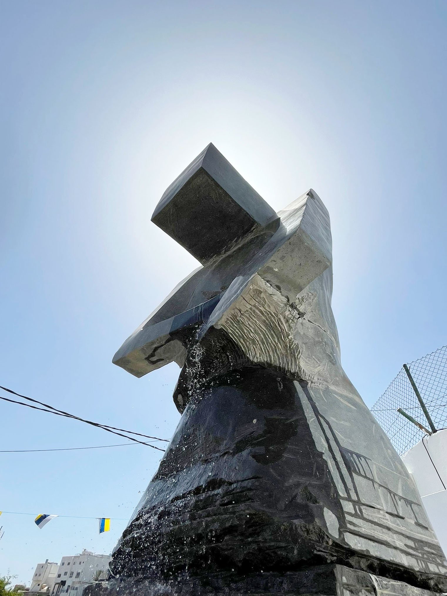 monumento para la fiesta del agua del lomo magullo en telde, escultura de 5 metros talalda en piedra volcanica de arucas